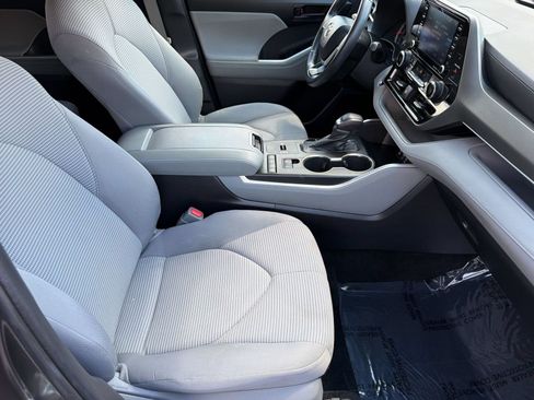 Used 2022 Toyota Highlander LE FWD image 24