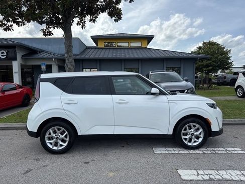 Used 2025 Kia Soul LX w/ LX Technology Package FWD image 8