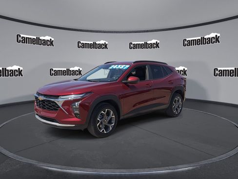 Used 2025 Chevrolet Trax LT w/ Sunroof Package FWD image 3