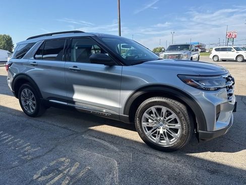 Used 2025 Ford Explorer Active w/ Active Comfort Package image 5