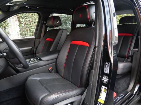 Certified 2020 Rolls-Royce Cullinan Black Badge image 28