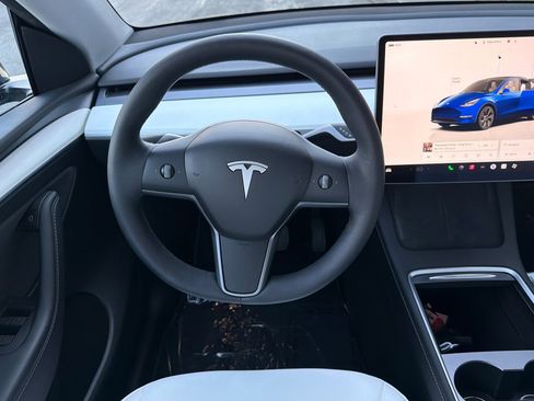 Used 2024 Tesla Model Y 2WD image 18