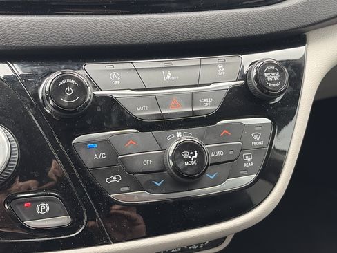 Used 2022 Chrysler Pacifica Touring-L FWD image 35