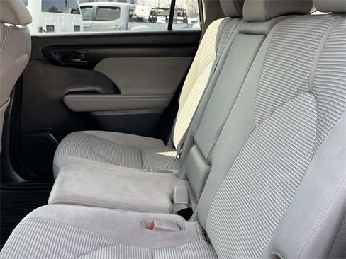 Used 2023 Toyota Highlander LE image 21