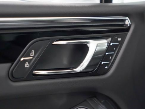 Used 2026 Porsche Macan AWD/4WD image 22
