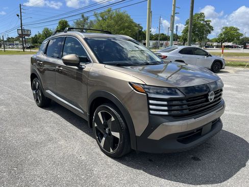 Used 2025 Nissan Kicks SR w/ Illumination Package image 3