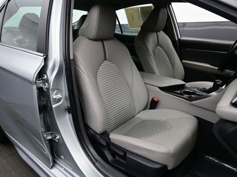 Used 2024 Toyota Camry SE image 14