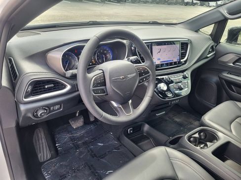 Used 2025 Chrysler Pacifica Select FWD image 10