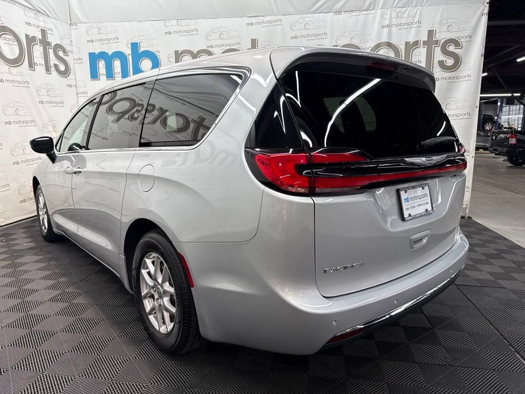 Used 2024 Chrysler Pacifica Touring-L FWD image 4