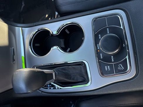 Certified 2022 Jeep Grand Cherokee Laredo X AWD/4WD image 18