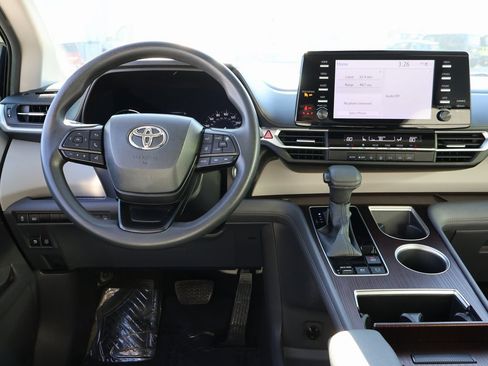 Used 2024 Toyota Sienna LE image 17