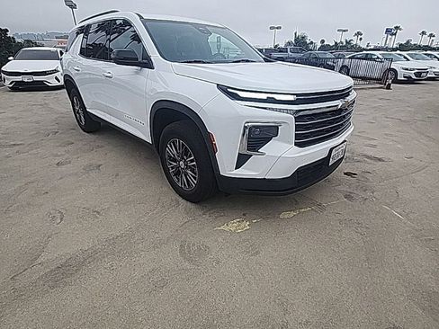 Used 2025 Chevrolet Traverse LT FWD image 8