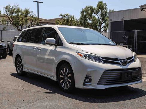 Certified 2020 Toyota Sienna Limited w/ Preferred Accessory Package FWD image 3