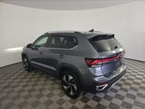 Used 2025 Volkswagen Taos SE AWD/4WD image 19