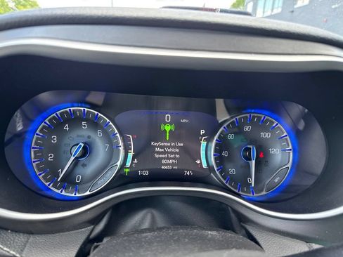 Used 2023 Chrysler Pacifica Touring-L w/ Uconnect Theater Family Group AWD/4WD image 19