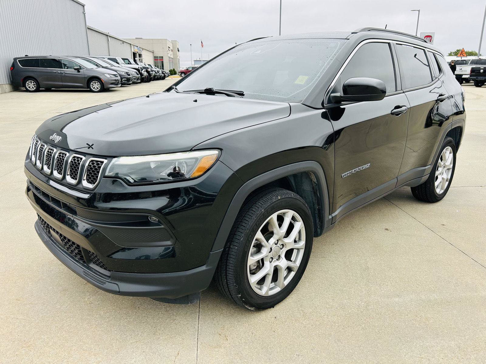 Used 2023 Jeep Compass Latitude w/ Sun and Sound Group AWD/4WD image 32