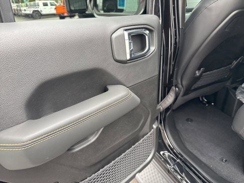 New 2025 Jeep Gladiator Sport image 13