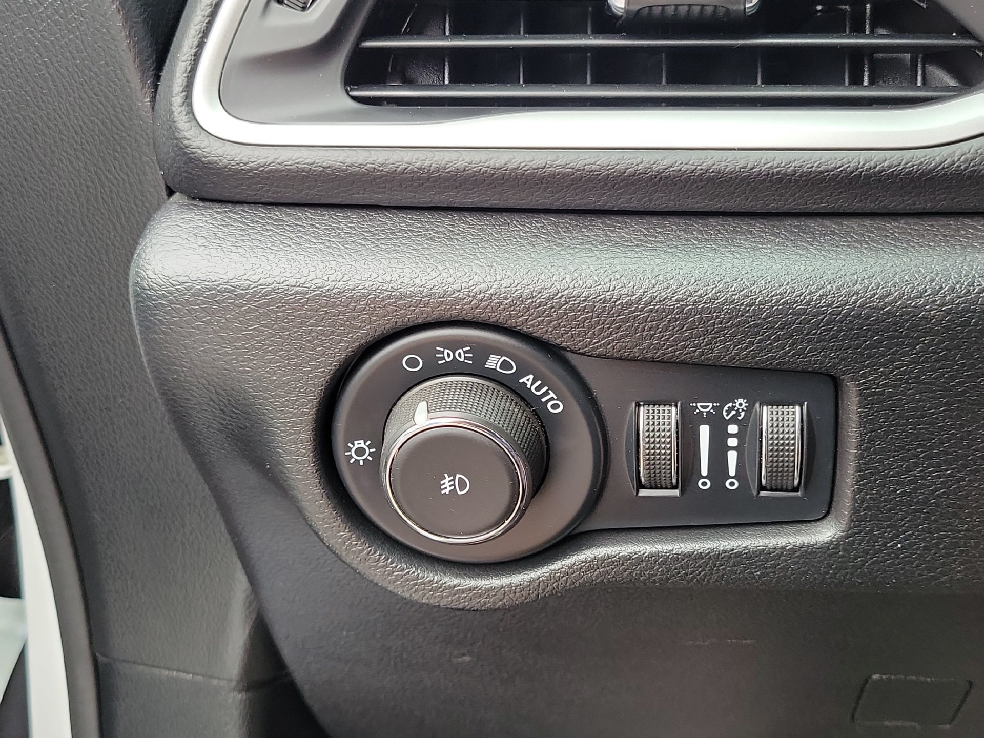 Certified 2025 Chrysler Pacifica Select FWD image 13