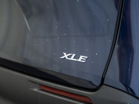 Used 2025 Toyota Sienna XLE FWD image 8