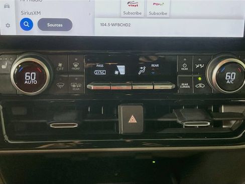 Used 2023 Toyota Highlander Bronze Edition FWD image 16