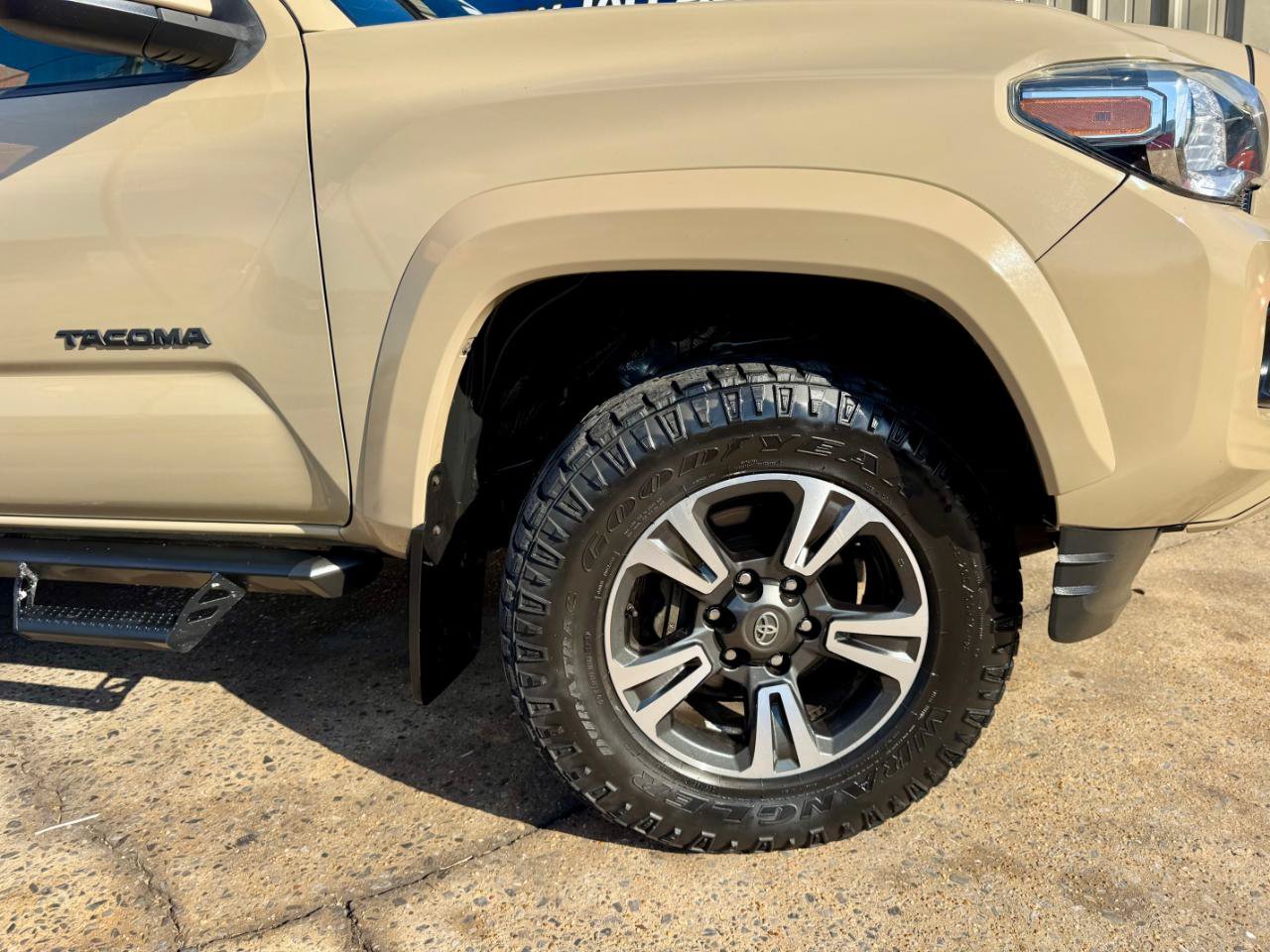 Used 2019 Toyota Tacoma TRD Sport AWD/4WD image 19