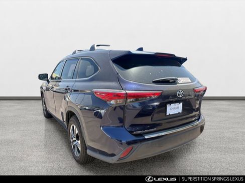 Used 2022 Toyota Highlander XLE FWD image 4