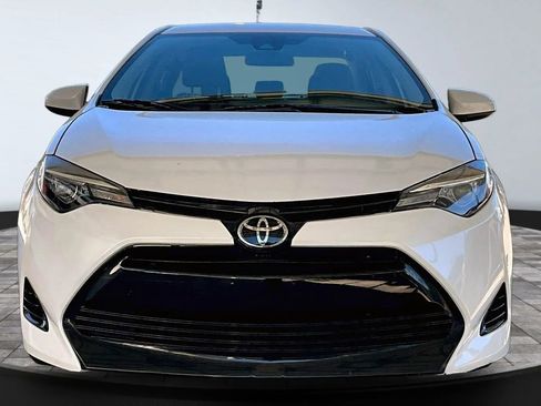 Used 2018 Toyota Corolla LE image 2