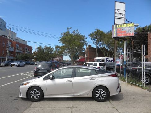 Used 2018 Toyota Prius Prime Plus w/ Carpet Mat Package FWD image 7
