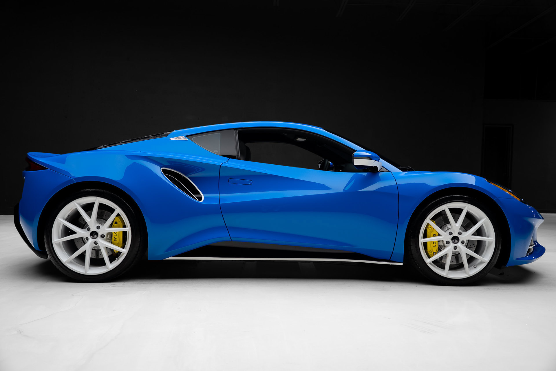 Used 2025 Lotus Emira RWD image 34