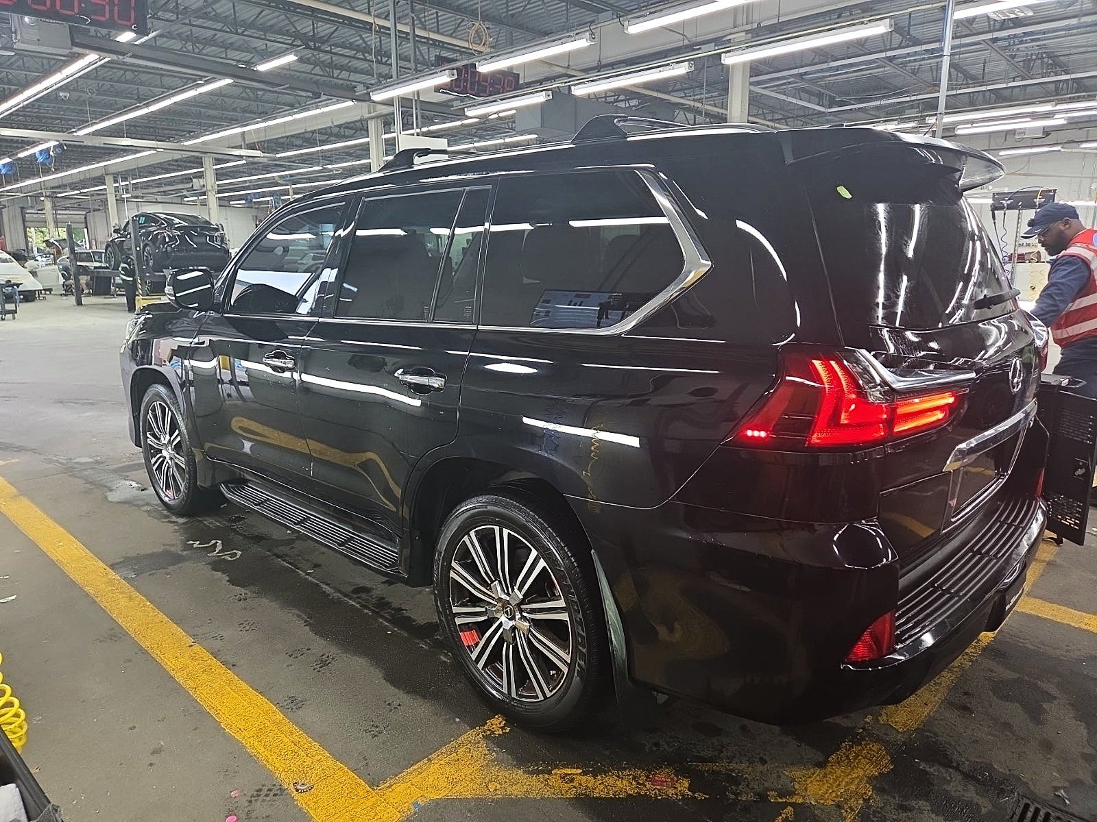 Used 2019 Lexus LX 570 4WD w/ Luxury Package image 4