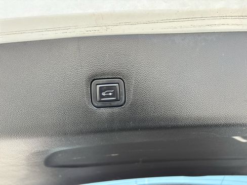 Used 2018 Chevrolet Traverse LT image 24