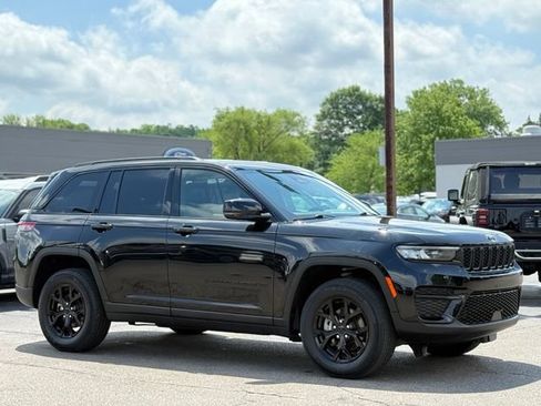 Used 2025 Jeep Grand Cherokee Altitude AWD/4WD image 41