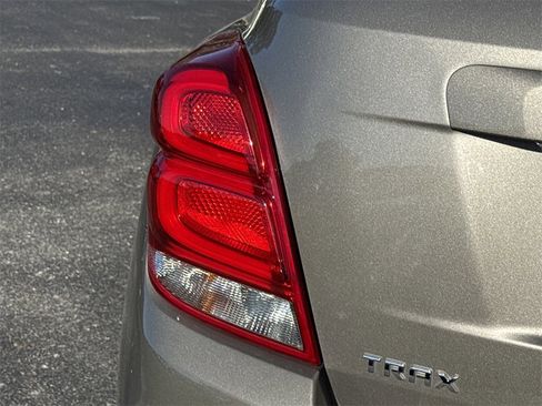 Used 2022 Chevrolet Trax LT w/ LT Convenience Package image 14