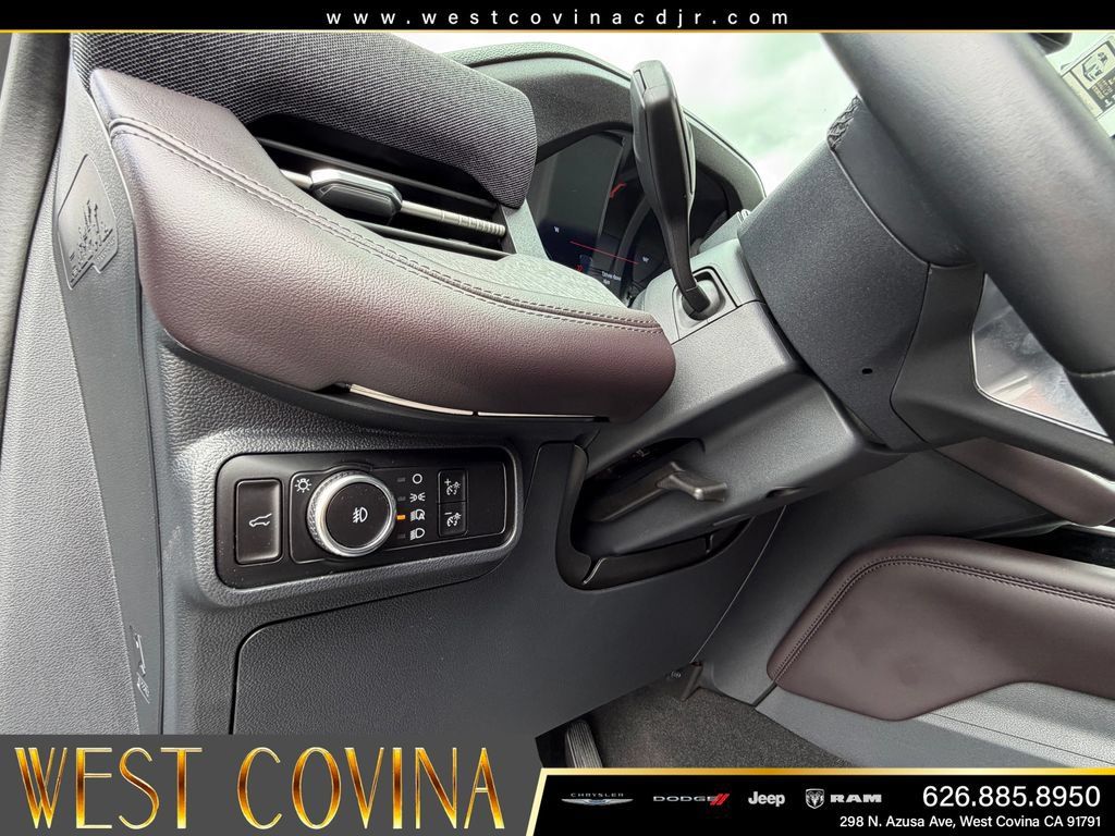 Used 2025 Ford Explorer Platinum w/ LUX Leather Package AWD/4WD image 30