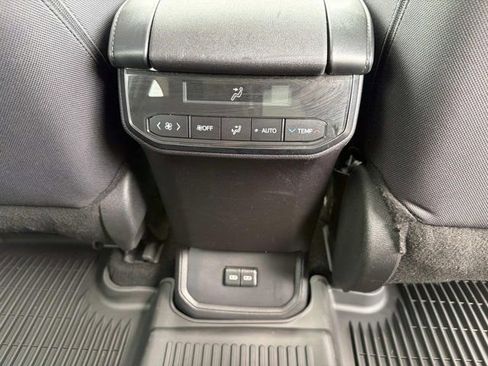 Used 2025 Toyota Highlander LE FWD image 21