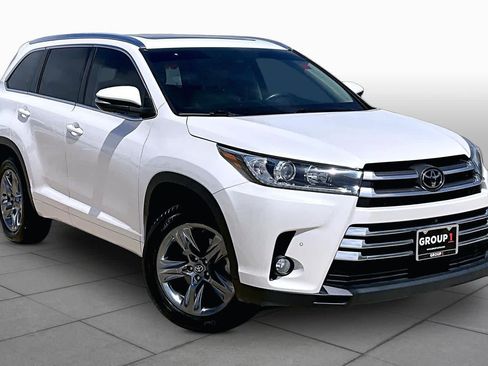 Used 2018 Toyota Highlander Limited Platinum FWD image 3