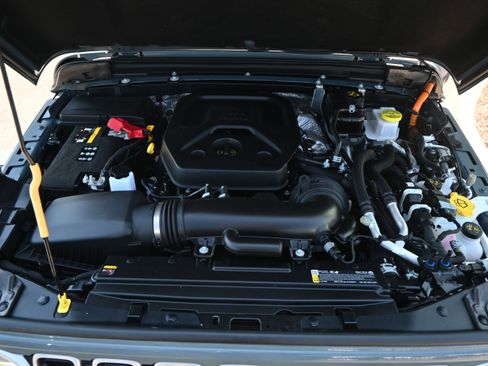 Used 2025 Jeep Wrangler Sahara image 23