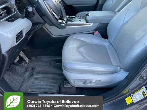 Used 2023 Toyota Highlander Limited image 9