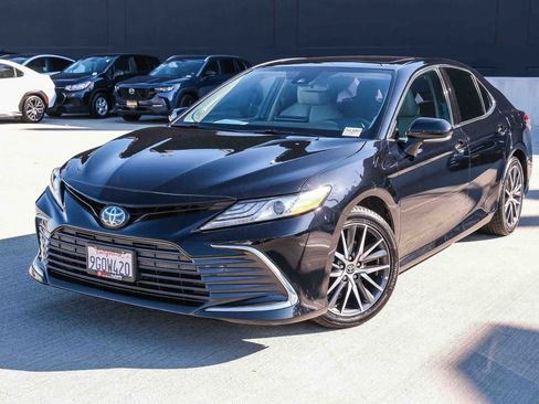 Used 2023 Toyota Camry XLE w/ Navigation Package FWD image 1