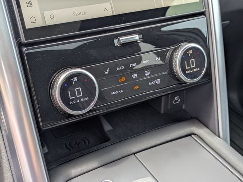 Used 2023 Land Rover Discovery Metropolitan Edition AWD/4WD image 25