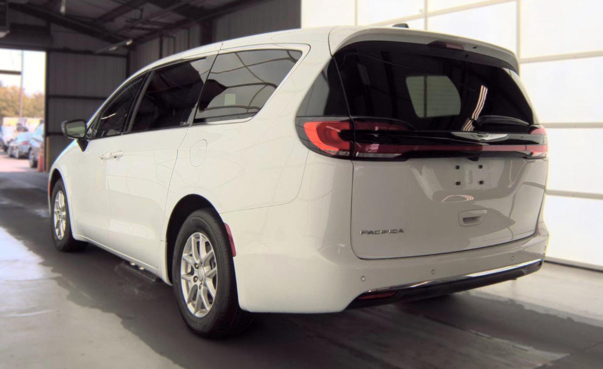 Used 2026 Chrysler Pacifica Select FWD image 6