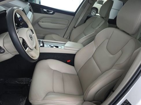 Used 2023 Volvo XC60 B5 Plus image 22