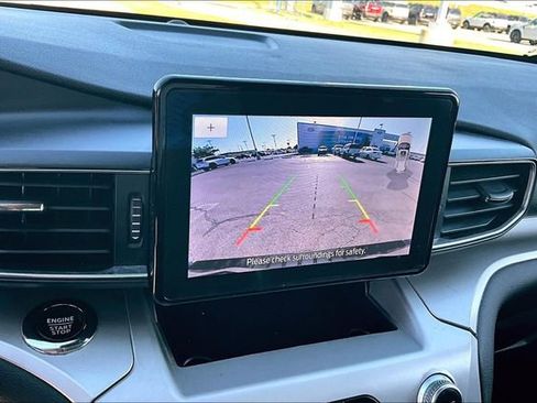 Used 2022 Ford Explorer XLT w/ Equipment Group 202A AWD/4WD image 18