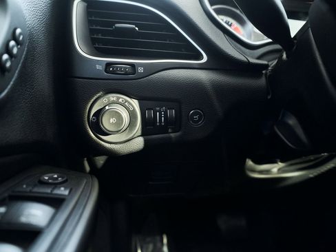 Used 2019 Jeep Cherokee Trailhawk image 35