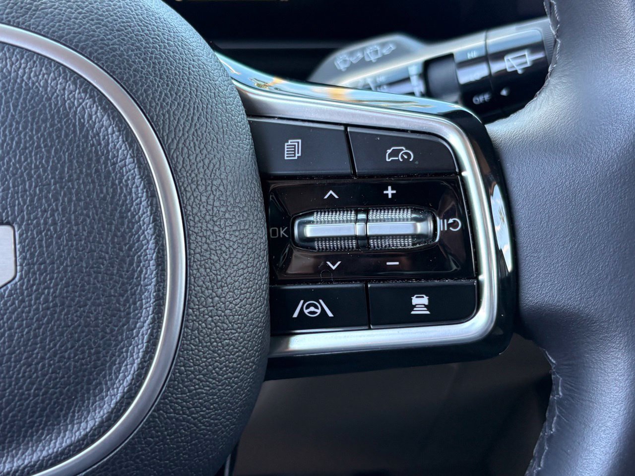 Used 2025 Kia Carnival EX FWD image 34