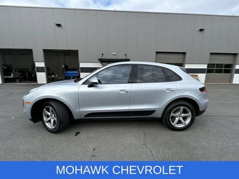 Used 2017 Porsche Macan AWD/4WD image 2
