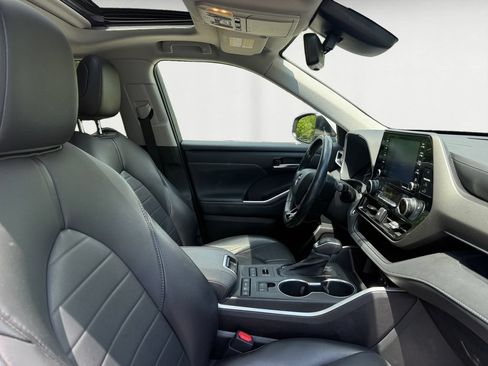 Used 2021 Toyota Highlander XLE AWD/4WD image 16