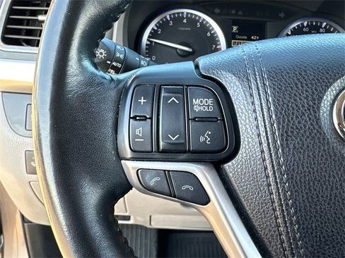 Used 2017 Toyota Highlander XLE image 19