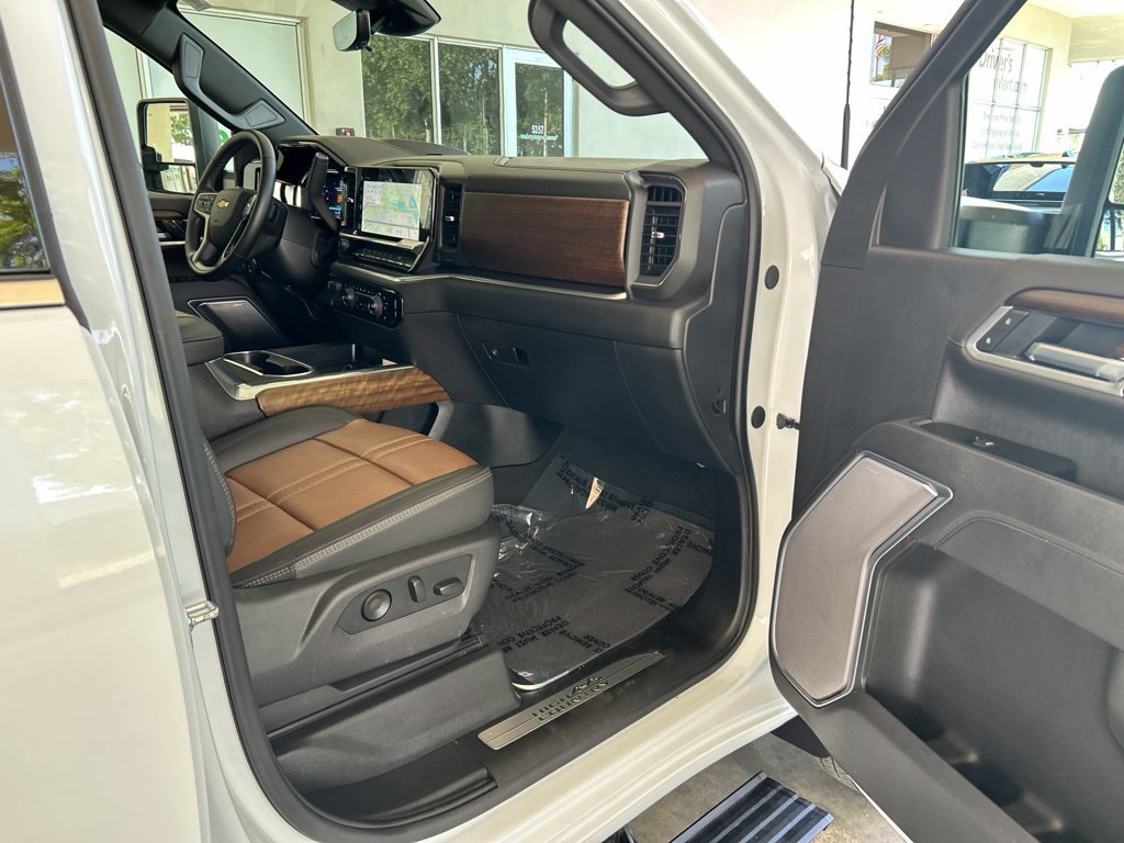 Used 2026 Chevrolet Silverado 3500 High Country w/ Technology Package AWD/4WD image 36