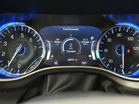 Used 2023 Chrysler Pacifica Touring-L FWD image 12